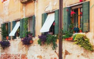 gôndolas no canal em Veneza. é um destino turístico popular da Europa foto