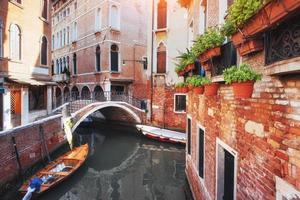 gôndolas no canal em Veneza. é um destino turístico popular da Europa foto