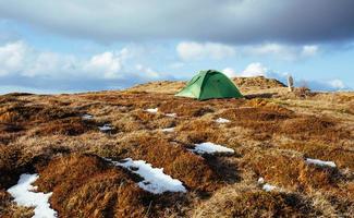 a tenda é feita de verde nos cárpatos. montanha da primavera foto