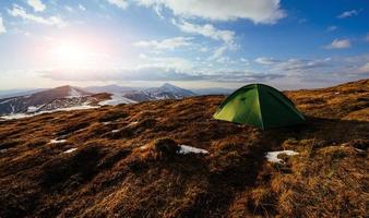 a tenda é feita de verde nos cárpatos. montanha da primavera foto