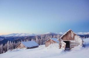 fantástica paisagem de inverno, os degraus que levam à cabana. mãe foto