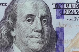 close-up de franklin na nota de 100 dólares foto