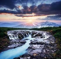 as paisagens pitorescas de florestas e montanhas islândia foto