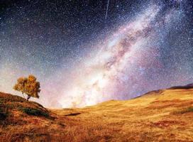 fantástico céu estrelado e majestosas montanhas na névoa. dramática bela manhã. paisagem de outono. cortesia da nasa foto