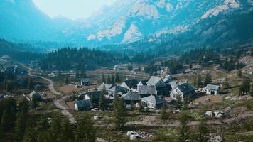 vista na antiga vila italiana nas montanhas dos Apeninos foto