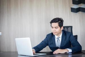 homem de negócios asiáticos e grupo usando notebook para reunião e homens de negócios sorrindo feliz por trabalhar foto