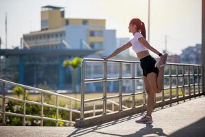 mulheres asiáticas de esporte, fitness, exercício e conceito de estilo de vida na cidade foto