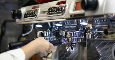 Barista de mulheres asiáticas sorrindo e usando a máquina de café no balcão da cafeteria - conceito de café de comida e bebida de proprietário de uma pequena empresa de trabalho mulher foto