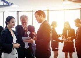 grupo de empresários usando tablet para reunião de discussão conceito de trabalho na sala de reuniões foto