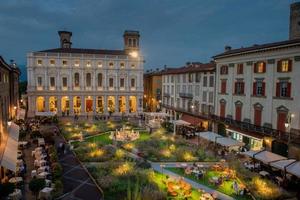 bergamo itália setembro 2018 cidade velha em uma cidade alta transformada em jardim botânico para os mestres da paisagem foto