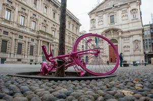 roubo de bicicleta amarrado a árvore foto