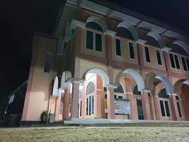 java, indonésia - 18 de março de 2022 - mesquita indonésia no meio da noite foto