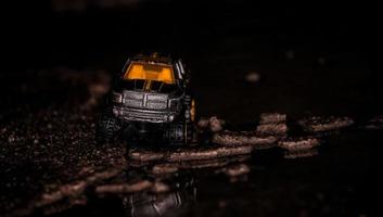 carro de brinquedo na rocha de água foto