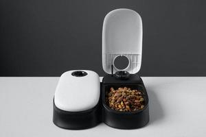 dispensador ou alimentador automático de comida de gato foto