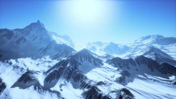 paisagem de montanha inverno cáucaso com geleiras brancas e pico rochoso foto