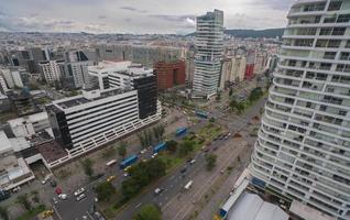 quito, equador, 2022 - veículos e pessoas circulando no cruzamento das avenidas amazonas e nações unidas durante um dia nublado foto