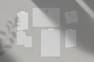 composição de modelo de moodboard com cartões fotográficos em branco, papel rasgado, molduras quadradas coladas com fita adesiva e isoladas em branco como modelo para apresentações de designers gráficos, portfólios etc foto