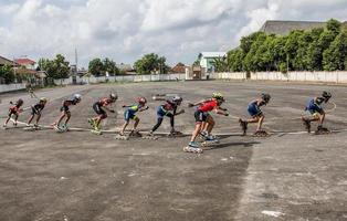 24 de novembro de 2019 em bantul, yogyakarta, indonésia crianças brincam de patins. foto