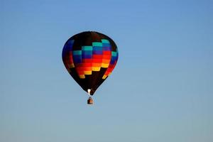 balão de ar quente no céu azul. foto