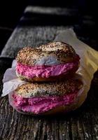 sanduíches de bagel recheados com cream cheese rosa de morango foto