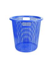 cesta de plástico azul isolada no fundo branco foto