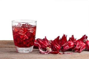 bebida mocktail roselle com frutas roselle ou hibiscus sabdariffa na azeda .jamaica de madeira. foto