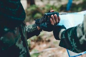 soldados estão usando o rádio. e use o mapa para comunicação entre as operações militares na floresta de fronteira. guardião foto