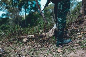 soldados estão usando o rádio. e use o mapa para comunicação entre as operações militares na floresta de fronteira. guardião foto