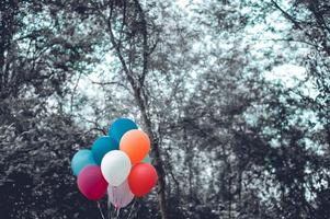 balões coloridos são feitos com filtros, instagram retrô, conceito de feliz aniversário no verão e casamentos. uso de festas de lua de mel para fundos, tons de cores, balões vintage em estado selvagem. foto