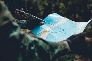 soldados estão usando o rádio. e use o mapa para comunicação entre as operações militares na floresta de fronteira. guardião foto