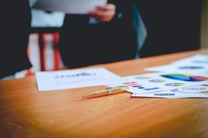 trabalho em equipe financeiro de negócios e negócios trabalhando na reunião e os negócios de negócios on-line. foto