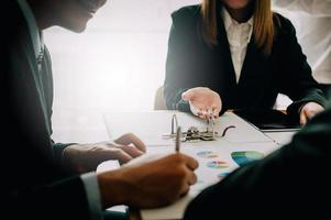 unidade de negócios e trabalho em equipe na reunião de trabalho de empresários bem sucedidos foto