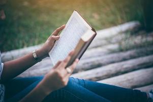 menina lendo amor lendo é uma experiência que dá vida. adoro estudar ideias educacionais e ler foto