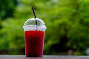 suco de chá de limão vermelho com traço e deliciosas bebidas de saúde prontas para comer para homens e mulheres. gosto delicioso. foto