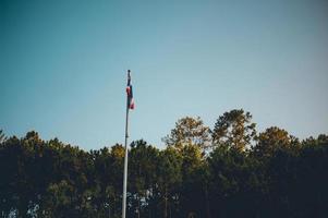 bandeira tailandesa na floresta e montanhas na parte norte da tailândia área verde área fértil vá com a floresta verde. foto