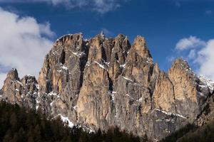 montanhas no vale di fassa perto de pozza di fassa trentino itália foto