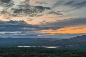 vista do cairngorms em direção ao loch morlich foto