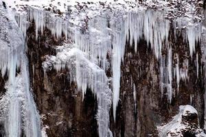 cachoeira congelada perto de vik islândia foto