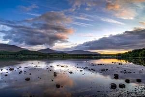 vista do loch morlich ao entardecer foto