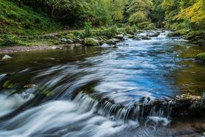 ponte sobre o rio lyn leste perto de lynmouth em devon em foto