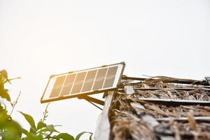 painel fotovoltaico, nova tecnologia para armazenar e usar a energia da natureza com a vida humana, energia sustentável e conceito amigo do meio ambiente. foto