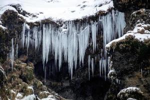 vista da cachoeira skogafoss no inverno foto