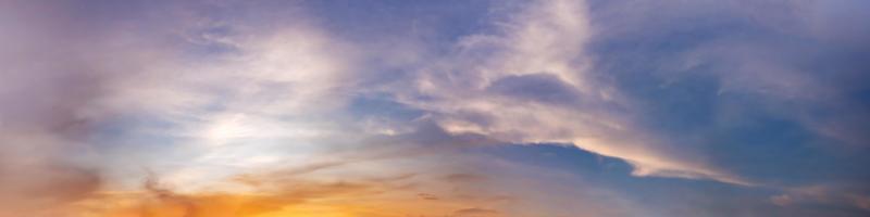 céu dramático panorama com nuvem na hora do nascer e do pôr do sol. foto