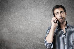 retrato de homem expectante enquanto ouve um telefone de chamada. foto