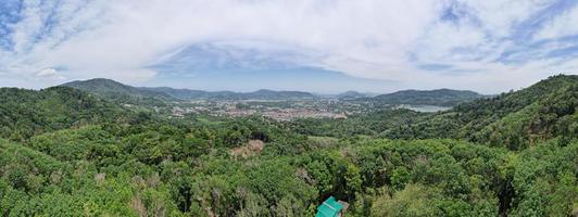 panorama paisagem vista aérea drone tiro de paisagem cordilheira floresta tropical na tailândia foto