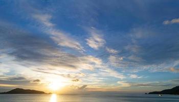 céu dramático com nuvem sobre o fundo do céu nublado ensolarado do mar de andaman foto