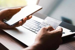 usando smartphone para compras online. cartão de crédito pagamento pela internet. foto