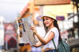 mulher asiática com mapa em khaosan woad foto