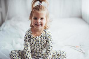 criança de pijama