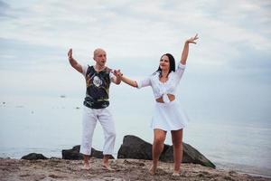 casal dançando na praia. foto